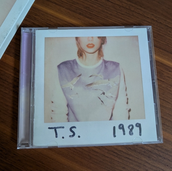 3/$10 Taylor Swift 1989 CD - Picture 4 of 10